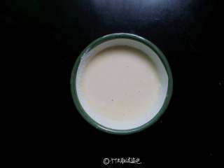 3、冰花煎饺,混合均匀，搅拌至无颗粒待用