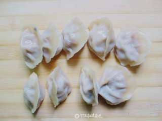 5、冰花煎饺,速冻饺子上屉蒸熟取出