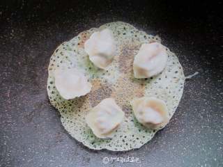 8、冰花煎饺,等到蕾丝花纹慢慢出现，成淡淡黄色时关火，用余温再煎一下，晃动锅，饺子会慢慢滑动，即可出锅