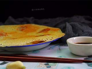 9、冰花煎饺,可以看到下面的冰花在慢慢地形成，待其微微有些发黄即可， 表面上撒些小葱末即可倒扣在盘中。