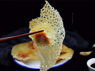 12、冰花煎饺,当你将这盘晶莹奇丽的 “冰花煎饺”端上桌，一定能为餐桌增色添彩。