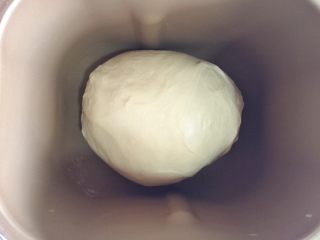 2、圣诞老人面包,继续启动面包机发酵程序。