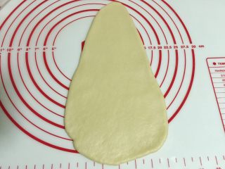 5、圣诞老人面包, 150克的面团用擀面杖擀成水滴形。