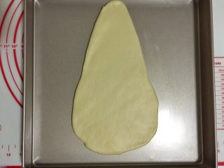 6、圣诞老人面包,放入烤盘。