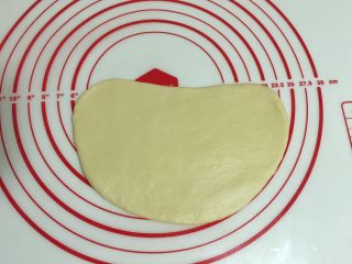 7、圣诞老人面包,120克的面团用擀面杖擀成半圆形。