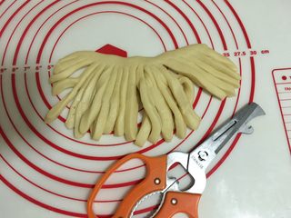 8、圣诞老人面包,用厨房剪刀剪出圣诞老人的大胡子。