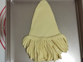 9、圣诞老人面包,如图放在水滴形面团上。