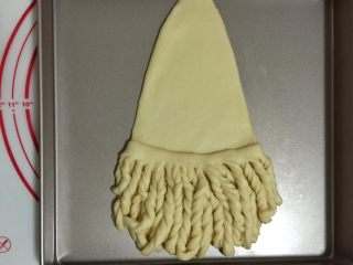 10、圣诞老人面包, 一根一根做出胡须卷曲的模样，两侧收入水滴面团后面。