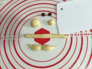 11、圣诞老人面包,剩下的面团分割为15克帽沿、7克帽球、2克鼻子、5克胡子。两个眼睛分别约1克，加入可可粉揉匀后称重。