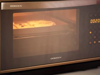 13、圣诞老人面包,原配烤盘加水放底层，烤架放中层，把烤盘放在烤架上。启动发酵功能，发酵约30分钟。