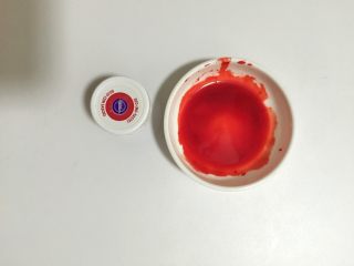 14、圣诞老人面包,惠尔通红色色素加少许水调匀。