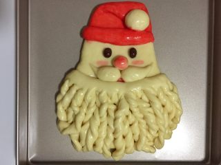 15、圣诞老人面包,惠尔通红色色素加少许水调匀。