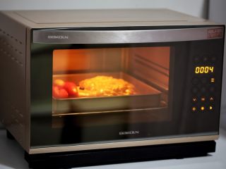 16、圣诞老人面包, 取出发酵好的面包，在帽子和鼻子部位刷上红色。还可以淡淡的点缀上腮红和红唇。再均匀刷上薄薄一层蛋液。