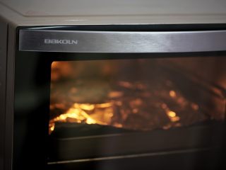 17、圣诞老人面包, 烤箱160度预热完成后，放入烤盘烤20分钟。