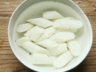 3、山药枸杞尾龙骨汤,切好的山药放在盐水里就不会变黑了。新鲜山药切开时会有黏液,极易滑刀伤手,可以先用清水加少许醋洗,这样可减少黏液。