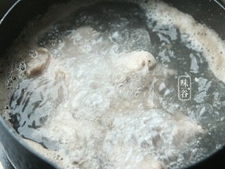 5、山药枸杞尾龙骨汤,猪骨洗净后斩大件,放到锅里加水大火煮开1分钟。