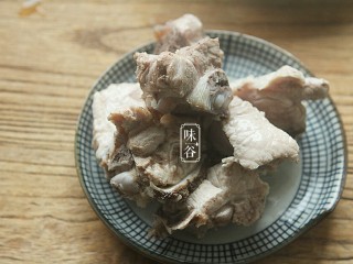 6、山药枸杞尾龙骨汤,然后把猪骨捞出来冲洗,去掉浮沫后待用。(这些可以去除腥味和血水,以免汤汁混浊。)