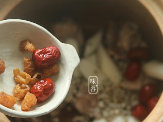 9、山药枸杞尾龙骨汤,红枣和桂圆简单清洗一下也放进锅里。