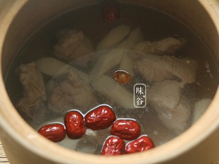 10、山药枸杞尾龙骨汤,加大约2L清水,盖上盖子,大火烧开后小火煲1个半小时。