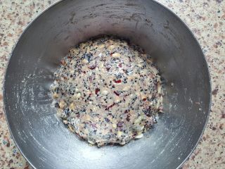 2、广式月饼~五仁馅儿,2．抓匀后，冰箱冷藏至少半个小时。