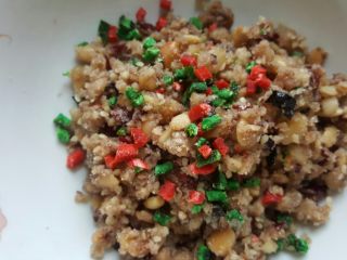 3、广式月饼~五仁馅儿,3．取出280g馅料，加入切碎的青红丝。