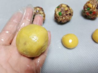 9、广式月饼~五仁馅儿,9．包好后用虎口收口滚圆。