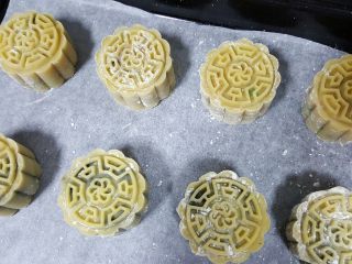 12、广式月饼~五仁馅儿,12．可将月饼直接压在铺有烘焙纸的烤盘中。