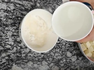 3、糖醋脆皮豆腐,土豆淀粉加少许水搅成糊