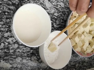 4、糖醋脆皮豆腐,豆腐沾干淀粉