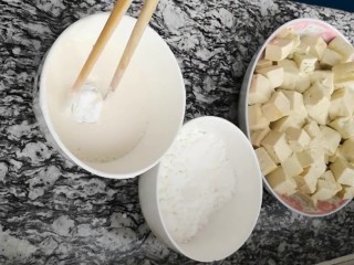 5、糖醋脆皮豆腐,再沾淀粉糊