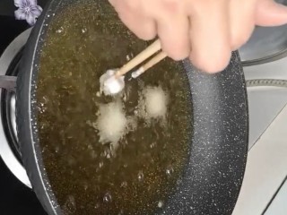 6、糖醋脆皮豆腐,油温六成热下锅炸