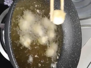 7、糖醋脆皮豆腐,炸至外表酥脆捞出控油