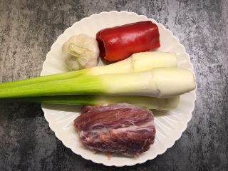 1、茭白炒肉丝,准备好所有食材