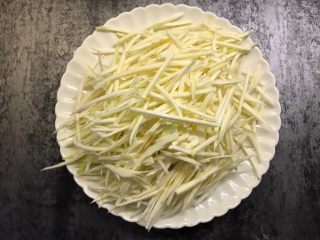 2、茭白炒肉丝,茭白切丝