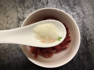 5、茭白炒肉丝,猪肉中加入半勺白糖