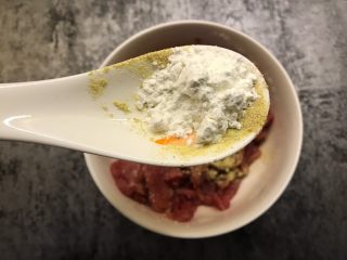 8、茭白炒肉丝,加入半勺淀粉搅拌均匀