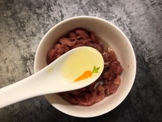 9、茭白炒肉丝,加入半勺玉米油搅打均匀腌制20分钟