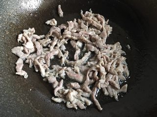 11、茭白炒肉丝,翻炒至变色后盛起备用