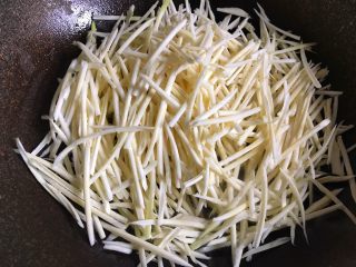 13、茭白炒肉丝,加入茭白丝