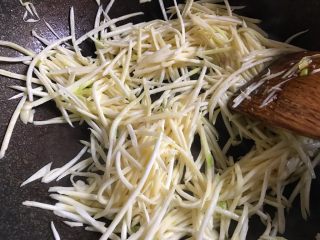 14、茭白炒肉丝,将茭白炒软