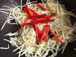 15、茭白炒肉丝,放入红椒段翻炒