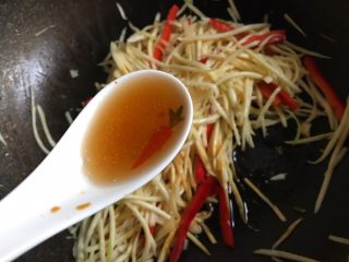 18、茭白炒肉丝,加入两勺料酒和少许白胡椒粉翻炒