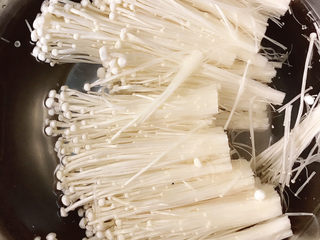 2、水煮肥牛,放入盆中淘洗一下。