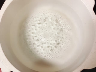 3、水煮肥牛,锅中加入清水，放入4g盐