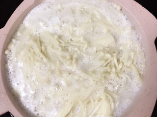 5、水煮肥牛,煮熟