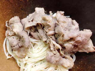 11、水煮肥牛,捞出来放在金针菇碗中。