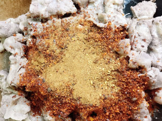 13、水煮肥牛,撒上花椒粉。