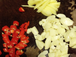 14、水煮肥牛,小米辣切圈，生姜切丝，大蒜切碎。