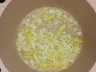 15、水煮肥牛,热锅冷油下姜蒜炒香。