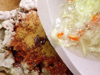 17、水煮肥牛,将熟油淋在辣椒粉上。